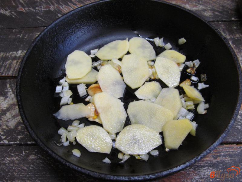 Фото приготовление рецепта: Куриная грудка в картофельно-сырном соусе шаг №4