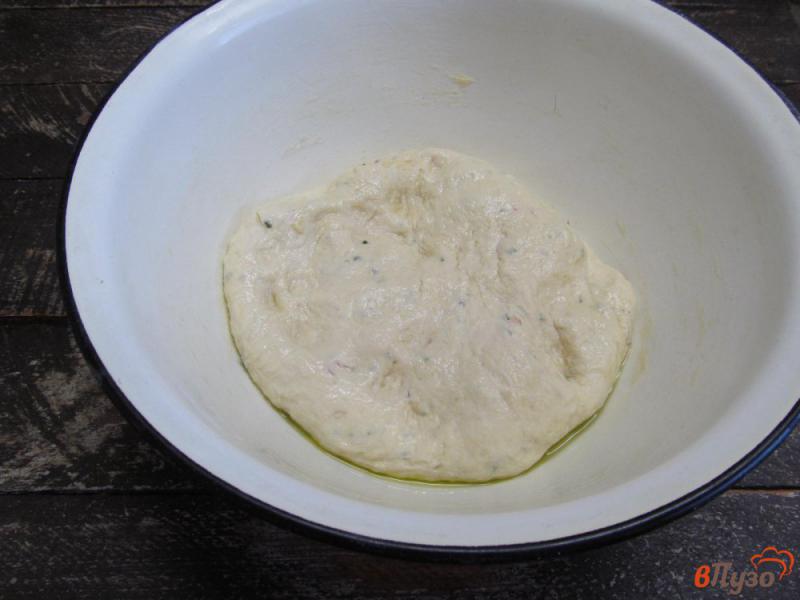 Фото приготовление рецепта: Белый хлеб с розмарином и яблоком шаг №6