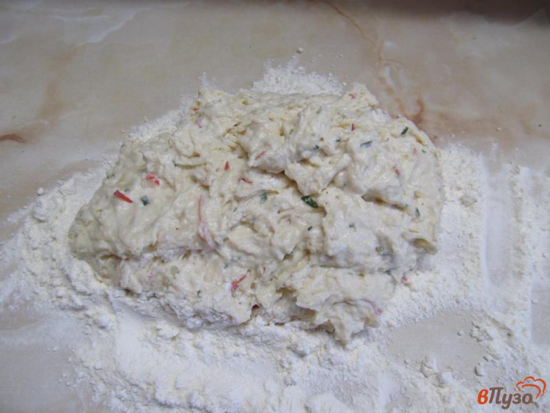 Фото приготовление рецепта: Белый хлеб с розмарином и яблоком шаг №5