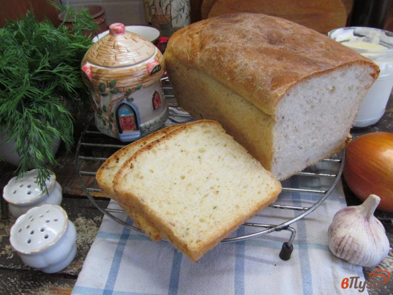 Фото приготовление рецепта: Белый хлеб с розмарином и яблоком шаг №11