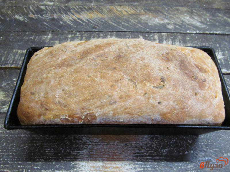Фото приготовление рецепта: Белый хлеб с розмарином и яблоком шаг №10