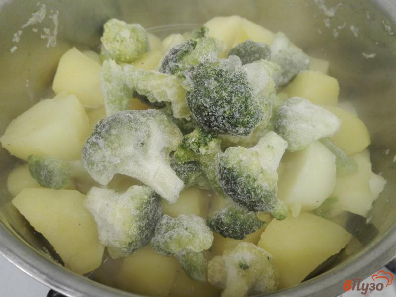 Фото приготовление рецепта: Пюре из картофеля и брокколи с кунжутом шаг №2