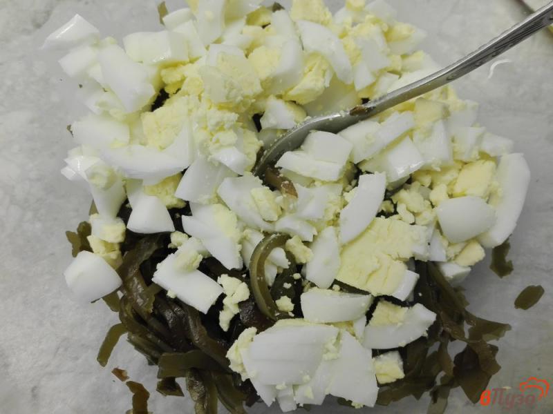 Фото приготовление рецепта: Быстрый салат из морской капусты шаг №3
