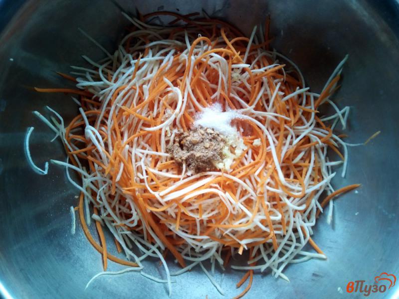 Фото приготовление рецепта: Сельдерей с морковью по-корейски шаг №3