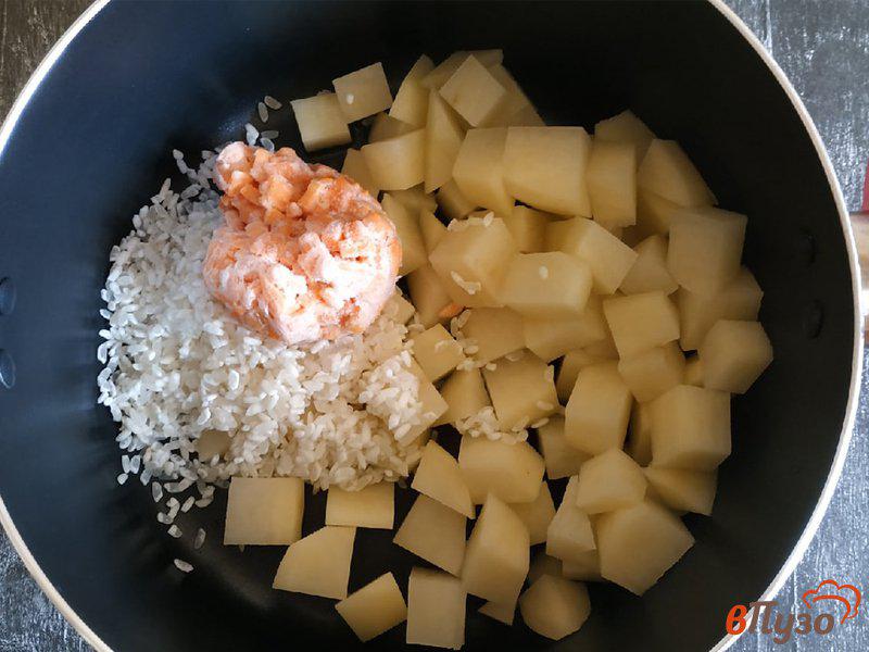 Фото приготовление рецепта: Рыбный суп с морским окунем шаг №3