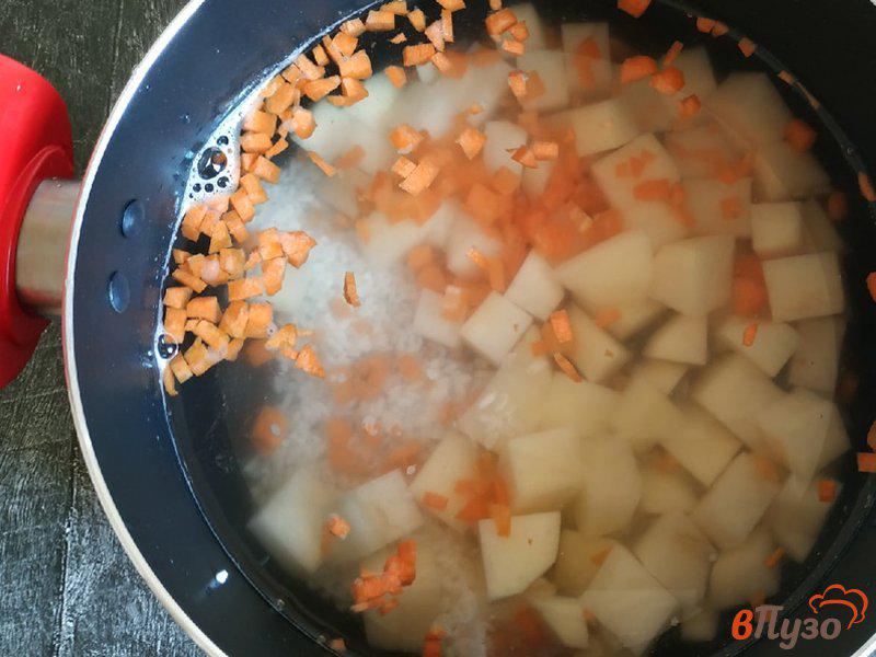Фото приготовление рецепта: Рыбный суп с морским окунем шаг №4