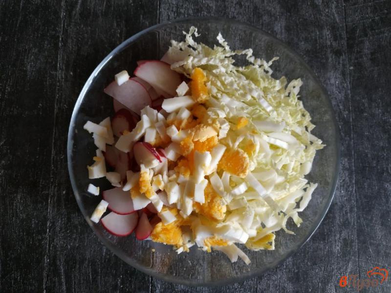 Фото приготовление рецепта: Салат овощной с редисом и кукурузой шаг №3