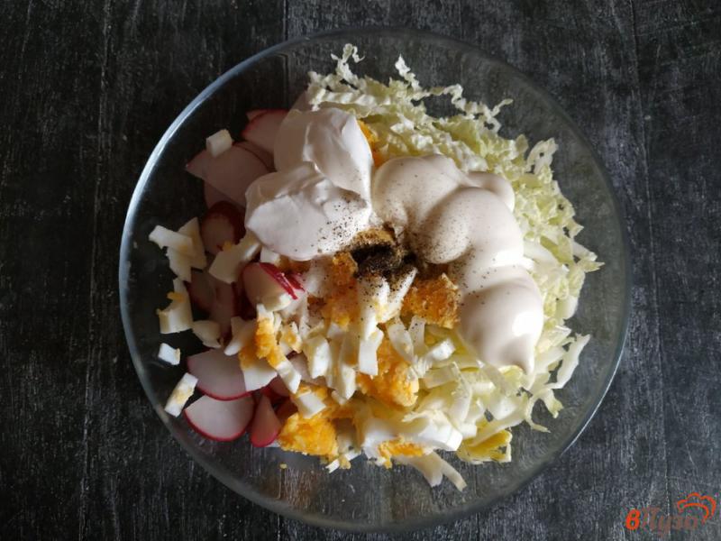 Фото приготовление рецепта: Салат овощной с редисом и кукурузой шаг №4