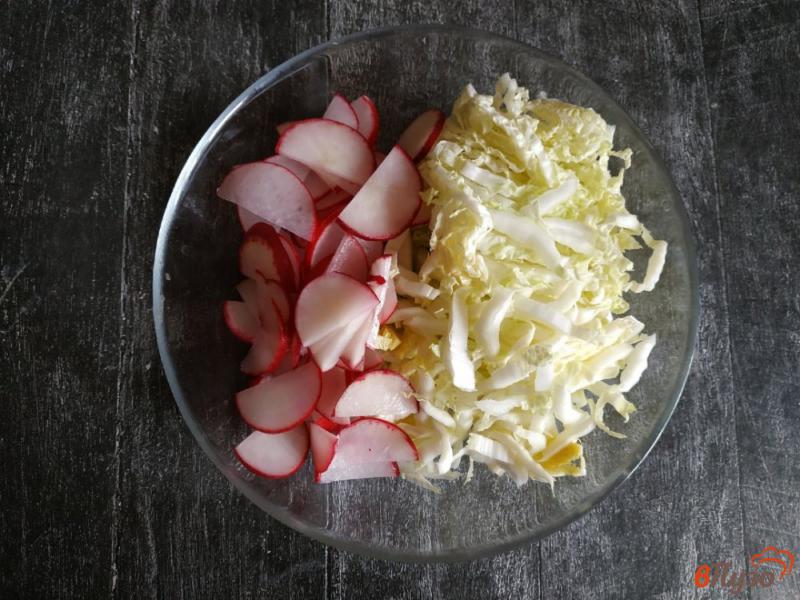 Фото приготовление рецепта: Салат овощной с редисом и кукурузой шаг №2