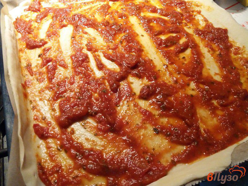 Фото приготовление рецепта: Пицца с салями и моцареллой шаг №4