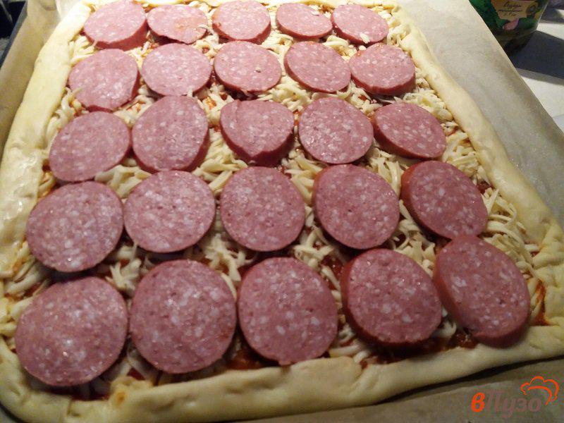 Фото приготовление рецепта: Пицца с салями и моцареллой шаг №6
