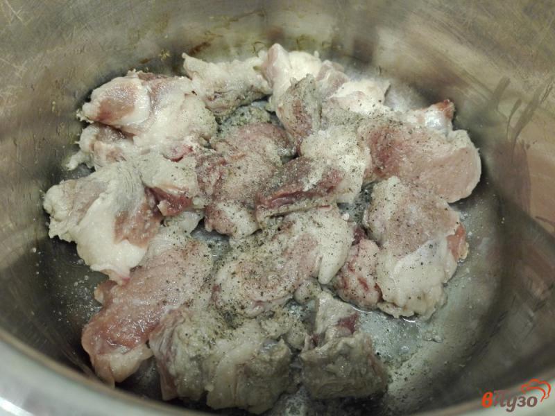 Фото приготовление рецепта: Быстрый плов со свининой и оливками шаг №1