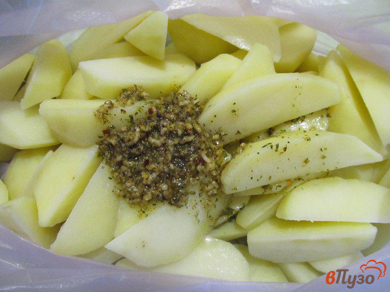 Фото приготовление рецепта: Запеченные дольки картофеля со специями по-турецки шаг №4