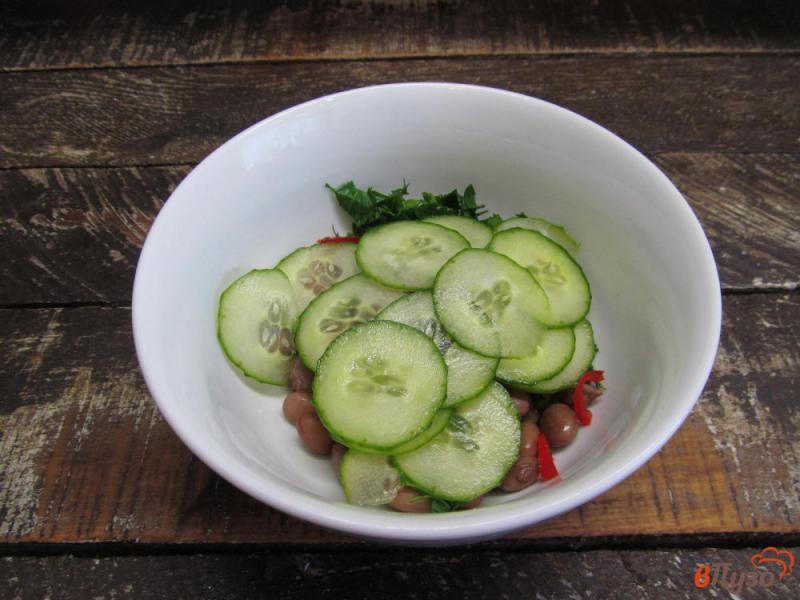 Фото приготовление рецепта: Салат из фасоли с огурцом шаг №4