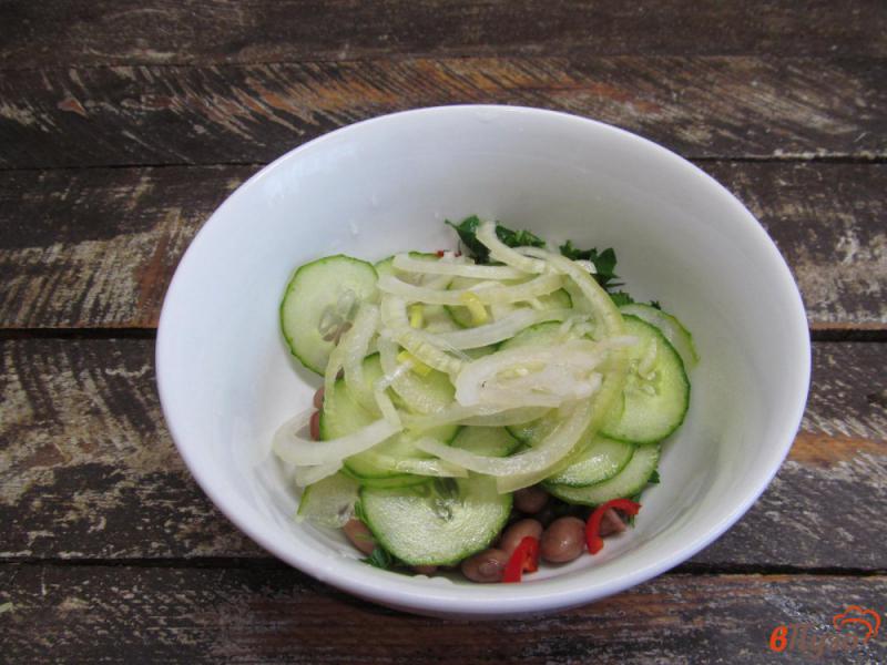 Фото приготовление рецепта: Салат из фасоли с огурцом шаг №5