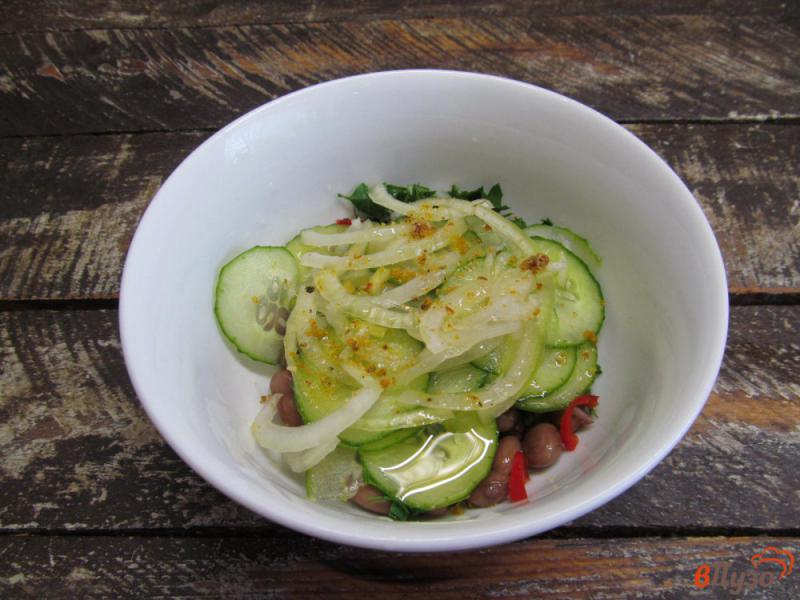 Фото приготовление рецепта: Салат из фасоли с огурцом шаг №6