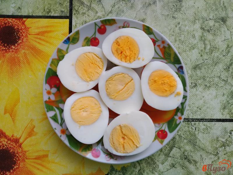Фото приготовление рецепта: Фаршированные яйца с куриным филе шаг №2