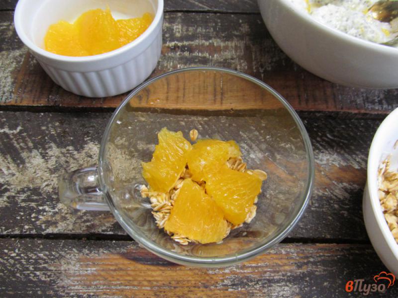 Фото приготовление рецепта: Десерт из йогурта с апельсином и овсяными хлопьями шаг №6