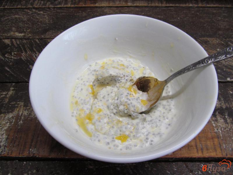 Фото приготовление рецепта: Десерт из йогурта с апельсином и овсяными хлопьями шаг №4