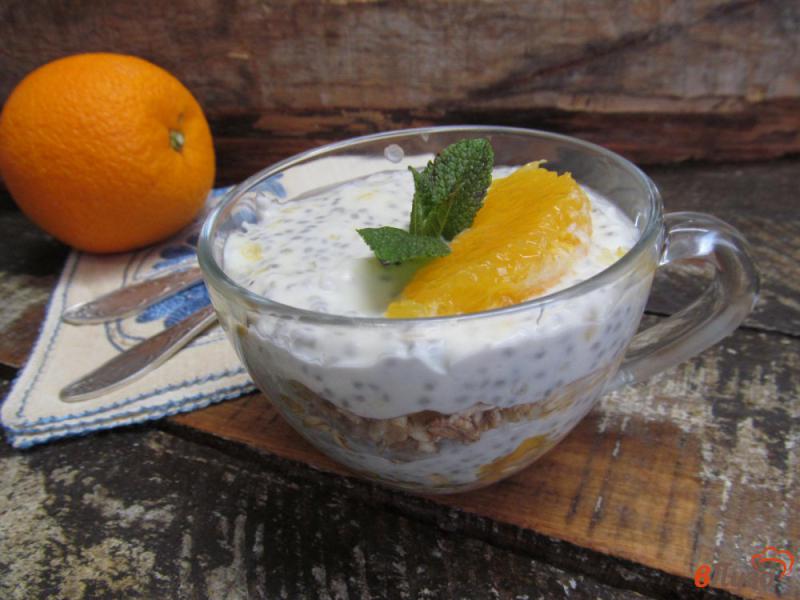 Фото приготовление рецепта: Десерт из йогурта с апельсином и овсяными хлопьями шаг №8
