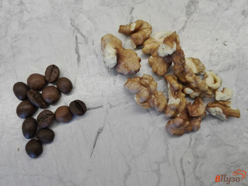 Фото приготовление рецепта: Крафтовый шоколад с кофейными зернами и грецким орехом шаг №2