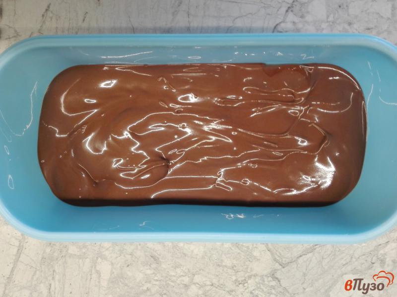Фото приготовление рецепта: Крафтовый шоколад с кофейными зернами и грецким орехом шаг №3