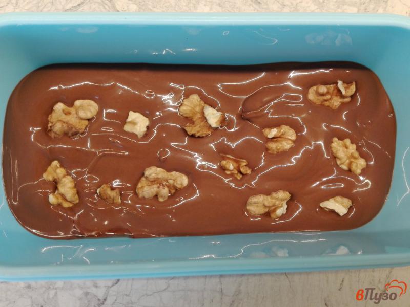 Фото приготовление рецепта: Крафтовый шоколад с кофейными зернами и грецким орехом шаг №4
