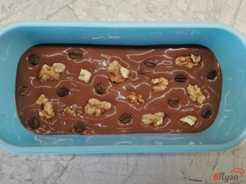 Фото приготовление рецепта: Крафтовый шоколад с кофейными зернами и грецким орехом шаг №5