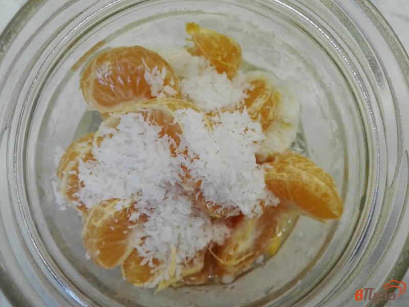 Фото приготовление рецепта: Тропический смузи из банана, мандарина с кокосовой стружкой шаг №4