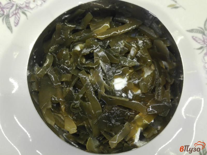 Фото приготовление рецепта: Слоеный салат с форелью и морской капустой шаг №3