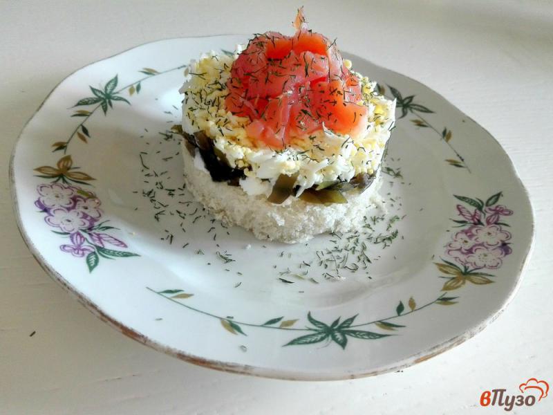Фото приготовление рецепта: Слоеный салат с форелью и морской капустой шаг №6