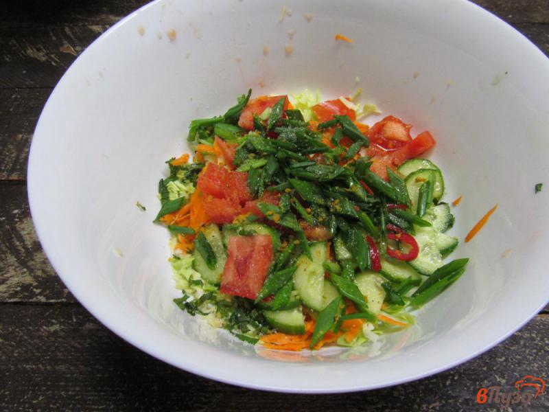 Фото приготовление рецепта: Салат из молодой капусты шаг №5