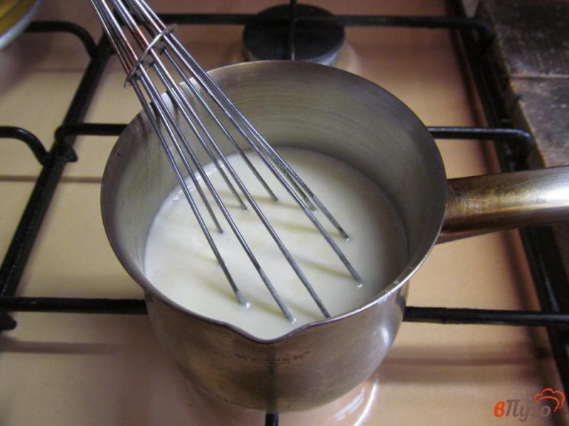 Фото приготовление рецепта: Банановый десерт с соленым печеньем и молочным кремом шаг №3