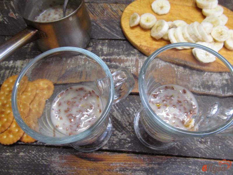Фото приготовление рецепта: Банановый десерт с соленым печеньем и молочным кремом шаг №7