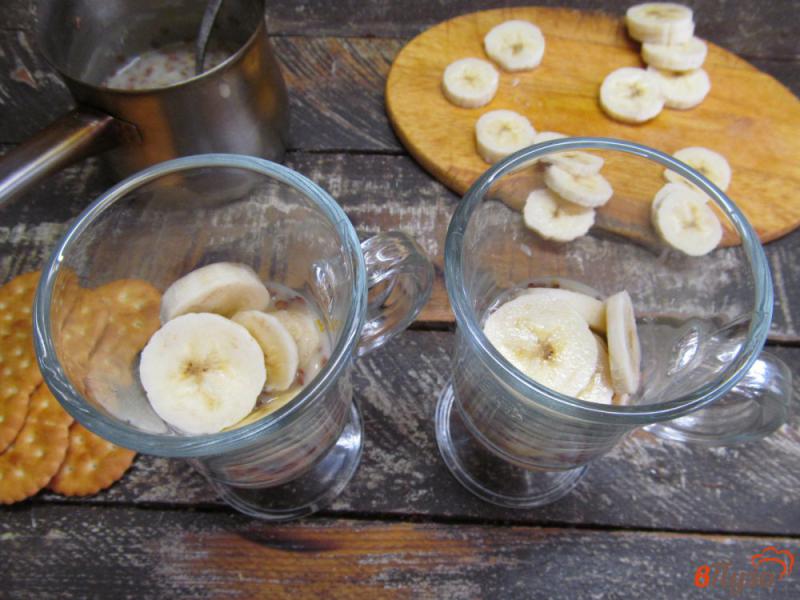 Фото приготовление рецепта: Банановый десерт с соленым печеньем и молочным кремом шаг №8