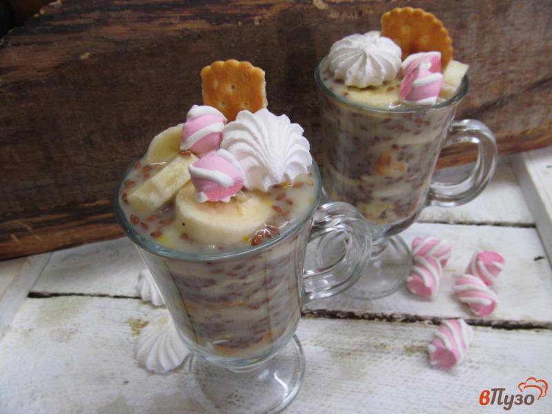 Фото приготовление рецепта: Банановый десерт с соленым печеньем и молочным кремом шаг №10