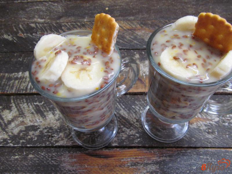 Фото приготовление рецепта: Банановый десерт с соленым печеньем и молочным кремом шаг №9