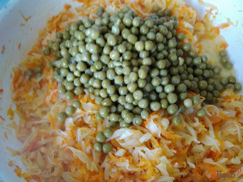 Фото приготовление рецепта: Тушёная капуста с консервированным горошком шаг №10