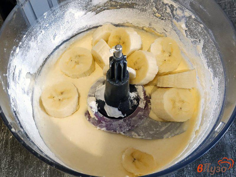 Фото приготовление рецепта: Творожно-банановая запеканка с пеканом шаг №2