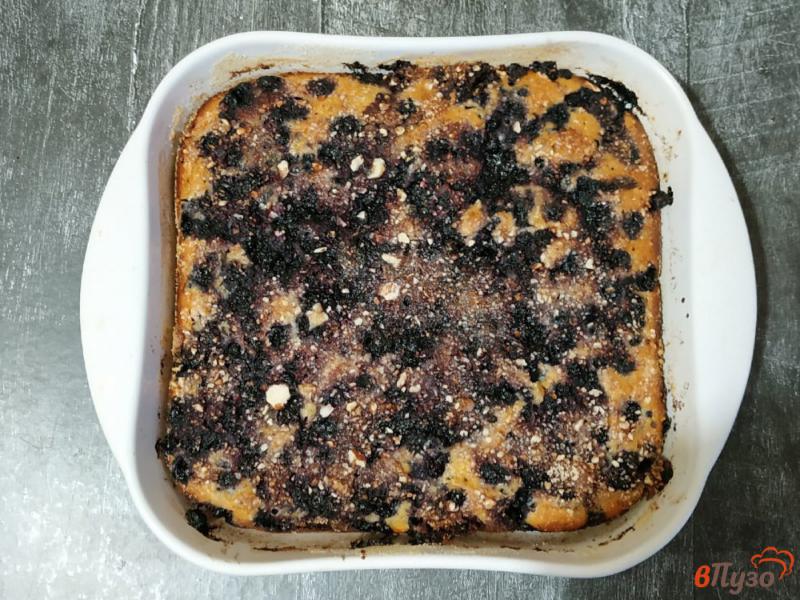 Фото приготовление рецепта: Черничный пирог с миндалем шаг №9