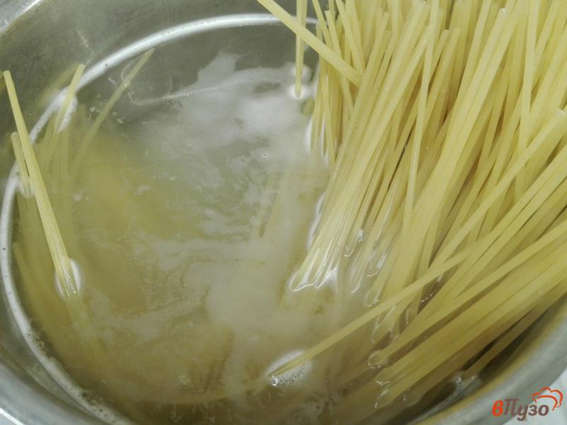 Фото приготовление рецепта: Спагетти с соусом болоньезе шаг №1