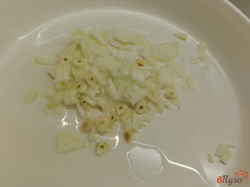 Фото приготовление рецепта: Спагетти с соусом болоньезе шаг №2