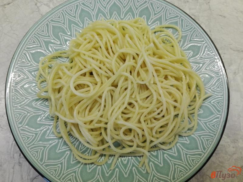 Фото приготовление рецепта: Спагетти с соусом болоньезе шаг №8