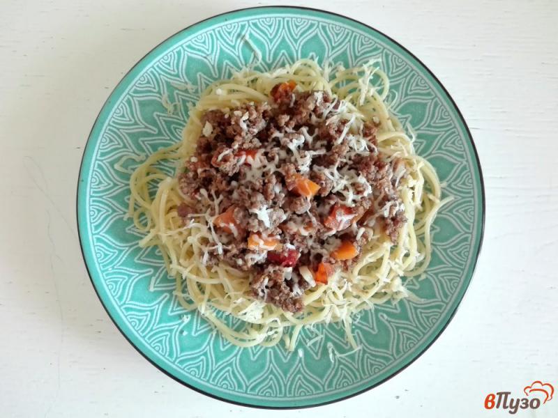 Фото приготовление рецепта: Спагетти с соусом болоньезе шаг №9