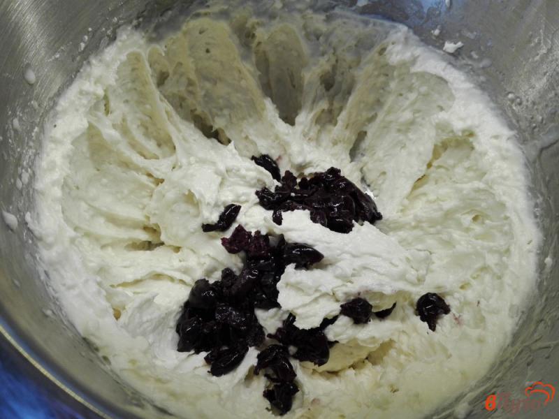 Фото приготовление рецепта: Творожные кексы с вишней шаг №6