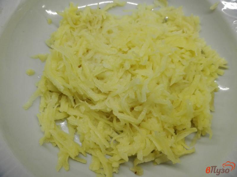 Фото приготовление рецепта: Картофельный блинчик с яйцом, колбасой и сыром шаг №1