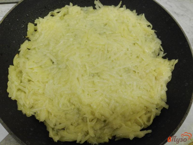 Фото приготовление рецепта: Картофельный блинчик с яйцом, колбасой и сыром шаг №2