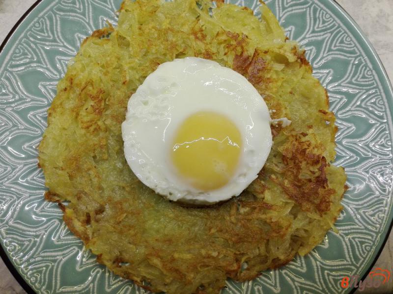 Фото приготовление рецепта: Картофельный блинчик с яйцом, колбасой и сыром шаг №5
