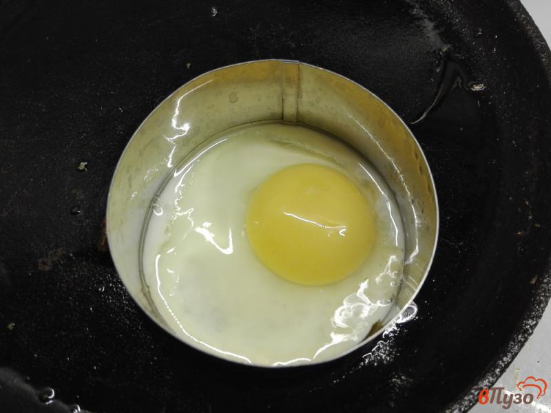 Фото приготовление рецепта: Картофельный блинчик с яйцом, колбасой и сыром шаг №4