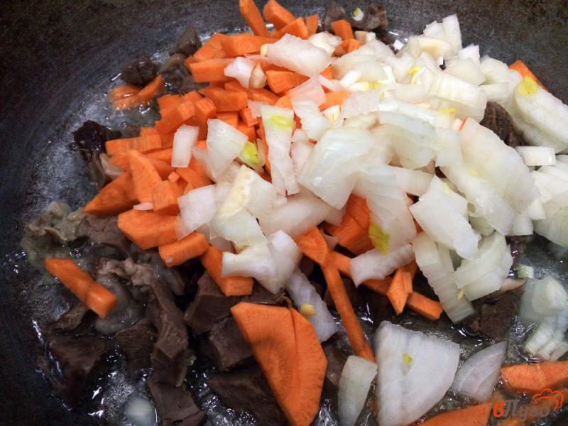 Фото приготовление рецепта: Тушеный картофель с сердцем и овощами шаг №4